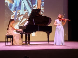 Anita Baldissin (violino) accompagnata dalla sorella Beatrice (pianoforte)