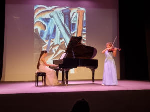 Anita Baldissin (violino) accompagnata dalla sorella Beatrice (pianoforte)