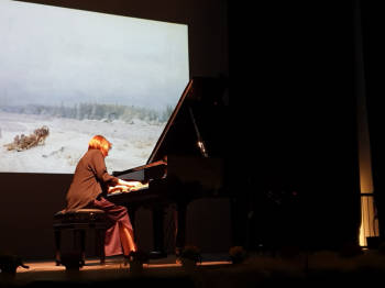 Elena Falkon al pianoforte in concerto