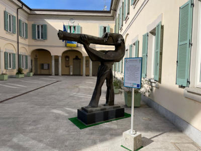 Gianni Brusamolino: Lungo Suono (1993) opera in bronzo.