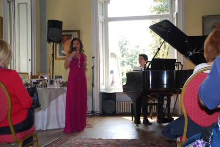 La nostra Piera nella veste di Evangelia Belleni moglie di Pierfranco Maggi ed il giovane musicista Paolo Camporesi al pianoforte