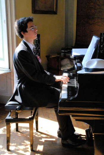 il nostro giovane artista Paolo Camporesi al pianoforte
