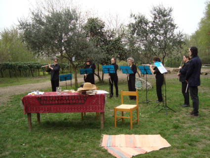 Complesso di flauti della pfrof. Stefania Garlati accompagnano la rappresentazione