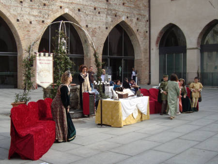 Nello stupendo scenario della fortezza Viscontea il gruppo danze medievali "La Corte di Teranis" intrattiene i nostri partecipanti con le danze dell'epoca