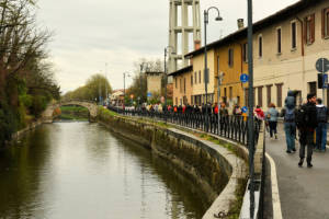 La PaciAda 2017 - un gruppo di partecipanti lungo il naviglio Martesana