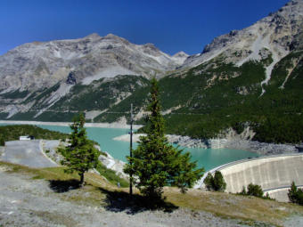 Il lago del Cancano e la relativa diga che raccoglie le acque dell'Adda che scendono dal passo di Alpisella da dove nasce il fiume.