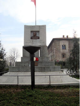 Monumento al Generale Perrucchetti nella omonima piazza