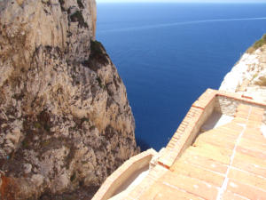 Scalinata di 654 gradini che si snoda sul massiccio di Capo Caccia che conduce alle grotte di Nettuno.