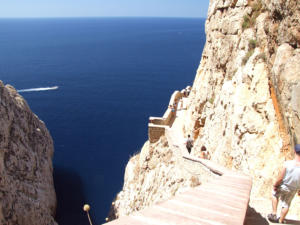 Scalinata di 654 gradini che si snoda sul massiccio di Capo Caccia che conduce alle grotte di Nettuno.