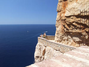 Scalinata di 654 gradini che si snoda sul massiccio di Capo Caccia che conduce alle grotte di Nettuno.