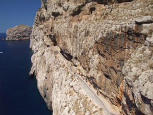 Scalinata di 654 gradini che si snoda sul massiccio di Capo Caccia che conduce alle grotte di Nettuno.