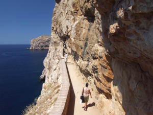 Scalinata di 654 gradini che si snoda sul massiccio di Capo Caccia che conduce alle grotte di Nettuno.