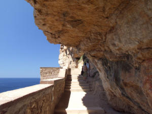 Scalinata di 654 gradini che si snoda sul massiccio di Capo Caccia che conduce alle grotte di Nettuno.