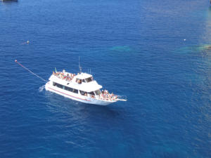Barca che porta i turisti alle grotte di Nettuno.