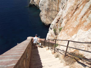 Scalinata di 654 gradini che si snoda sul massiccio di Capo Caccia che conduce alle grotte di Nettuno.