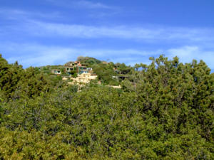 Vista dalla strada panoramica verso Villasimius - villaggio turistico immerso nel verde della collina
