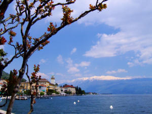 Gardone Riviera - panorama, sullo sfondo il Monte Baldo innevato