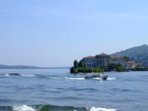 Isola dei Pescatori - Lago Maggiore - sullo sfondo Isola Bella