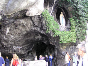 il Santuario di Nostra Signora di Lourdes - la grotta dell'apparizione