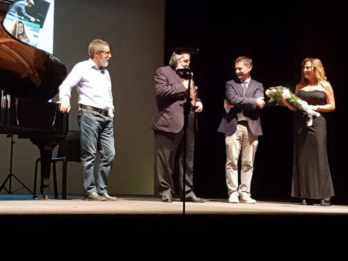 Il Presidente della Pro Loco Francesco Testa, il Presidente di A.M.I.CA musica Luigi Cernuschi, il Sindaco di Cassano d'Adda Roberto Maviglia e la presentatrice Piera De Maestri salutano il pubblico