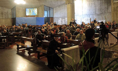 Il pubblico assiste al concerto
