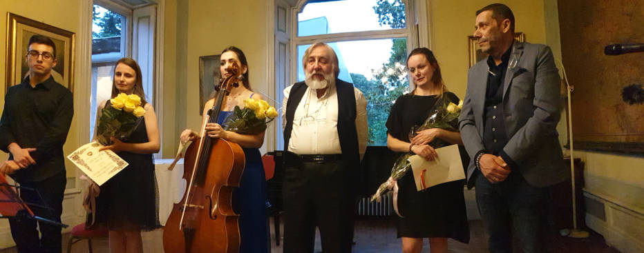 I CONCERTISTI, IL PRESIDENTE DI AMICA MUSICA E IL VICESINDACO DEL COMUNE DI CASSANO D'ADDA CHE RINGRAZIANO I CONCERTISTI PER LA SPLENDIDA SERATA