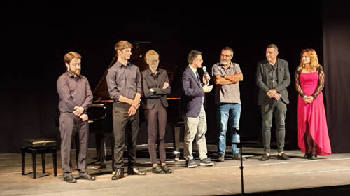 Gli artisti con le autorità locali che ricevono il giusto applauso dal pubblico