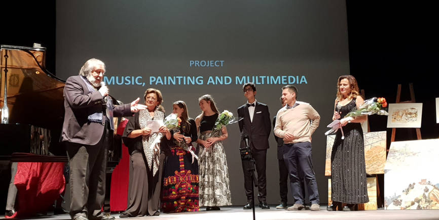 La sfilata finale, gli artisti, il presidente di A.M.I.CA Musica, il sindaco di Cassano, la presentatrice