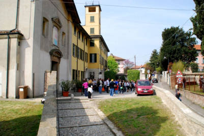 Il piazzale della Chiesa di San Dionigi