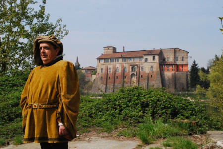 L'officiale di porto con alle spalle il magnifico Castello di Cassano d'Adda
